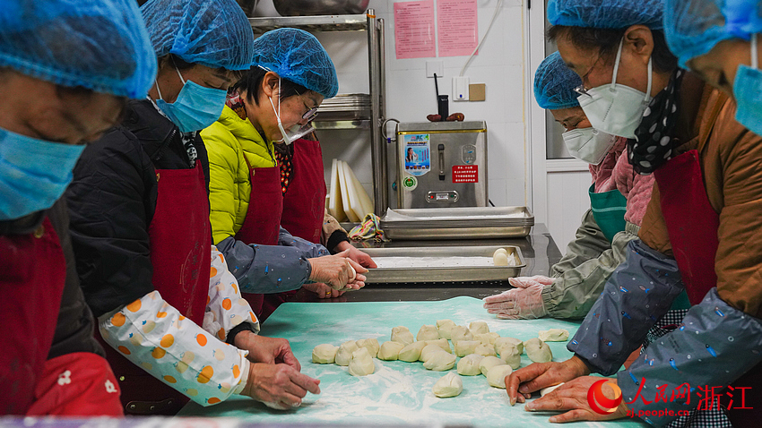 志願者們正在制作饅頭。人民網記者 郭揚攝