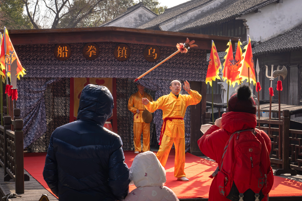 春节期间，传统的非遗演出在乌镇陆续上演，带来别样的文化体验。乌镇景区供图