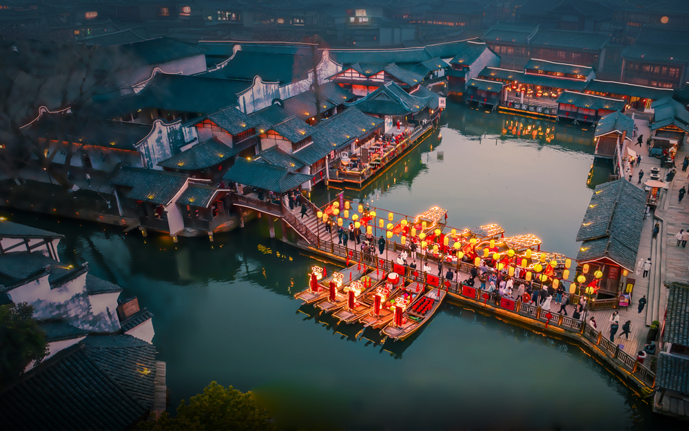 游客在水上集市赏美景、买年货。乌镇景区供图