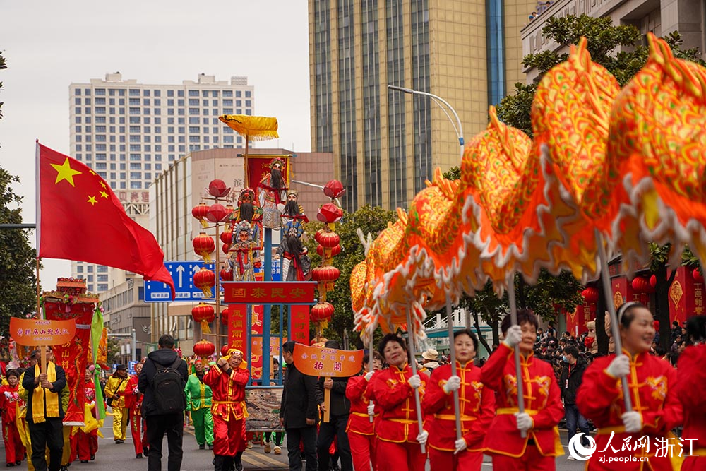 2月11日，在浙江省余姚市，丰富多彩的元宵活动吸引市民观看。人民网 章勇涛摄