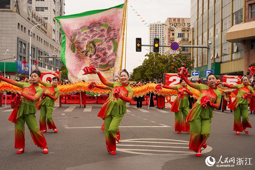 2月11日，在浙江省余姚市，丰富多彩的元宵活动吸引市民观看。人民网 章勇涛摄