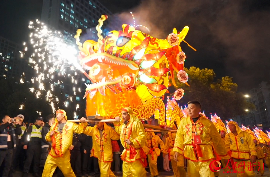 2月11日晚，“麗水祥龍鬧元宵”舞龍燈彩巡游活動舉行。人民網記者 張帆攝