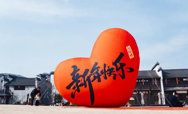 拍拍拍！来余杭，打卡！红灯笼、中国结、红对联……余杭各处都添上了喜庆装饰，新年氛围拉满！值此新春佳节，趁着天气晴好，快约上小伙伴，到余杭这些地方打卡，别忘了用相机定格美好瞬间，拍出难忘照片~
