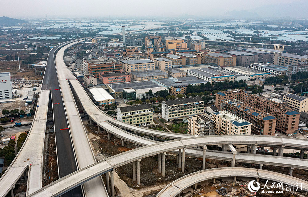 在浙江省温州市瑞苍高速施工现场，工程车辆来回穿梭，各类施工机械有序运转。人民网 章勇涛摄