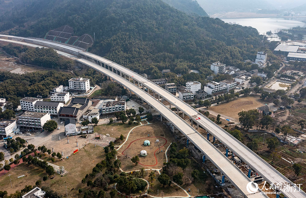 在浙江省温州市瑞苍高速施工现场，工程车辆来回穿梭，各类施工机械有序运转。人民网 章勇涛摄