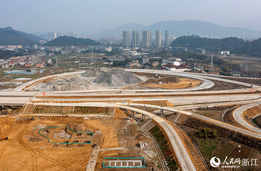 在浙江省温州市瑞苍高速施工现场，工程车辆来回穿梭，各类施工机械有序运转。人民网 章勇涛摄