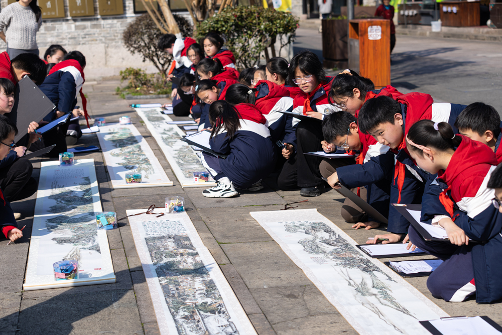“百米画卷”在慈城古县城展出。盛林伟摄