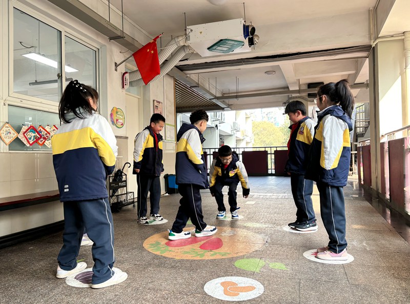 溫州市黃龍第三小學的學生們在課間做游戲。溫州市教育局供圖