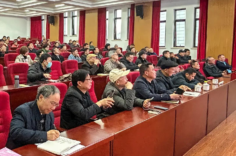 学员进行DeepSeek应用培训。义乌老年大学供图