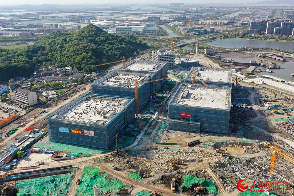 近日，浙江省溫嶺市鬆門鎮的礁山漁港小鎮核心區改造項目正在如火如荼建設中。人民網 章勇濤攝