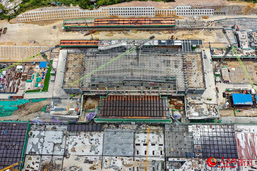 浙江省重点民生工程温玉铁路玉环站站房及配套工程项目施工现场，工人正在加紧建设。人民网 章勇涛摄