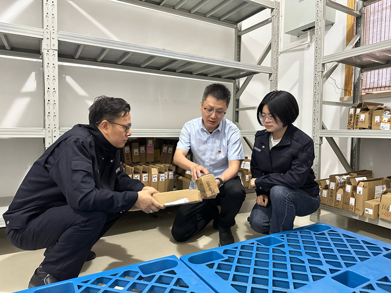 王俊杰带领“蚂蚁搬家”QC小组开展活动攻坚。丽水市烟草专卖局供图
