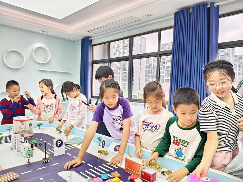 參與研學營孩子們走進動畫定格制作企業，觀察模型制作。吳美玲攝