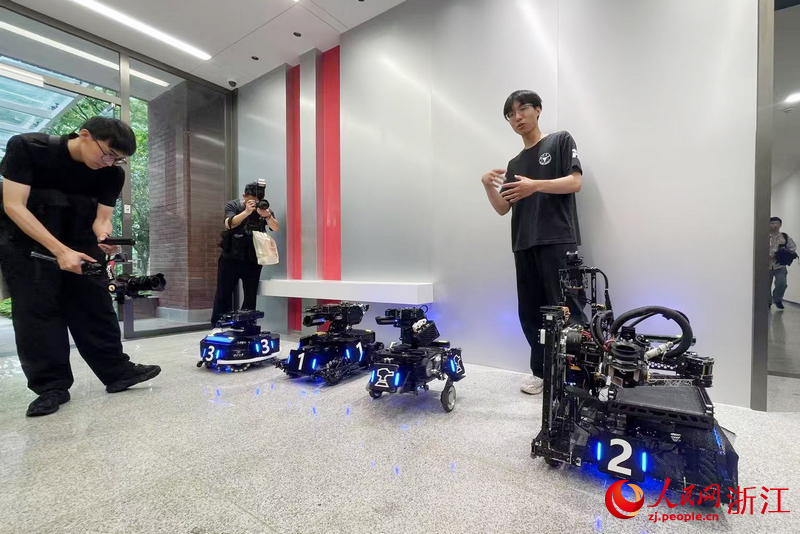 DeepSeek公司創始人梁文鋒本碩畢業於浙大信息與電子工程學院。圖為該院本科生劉健宇展示自制的機器人。人民網記者 王麗瑋攝