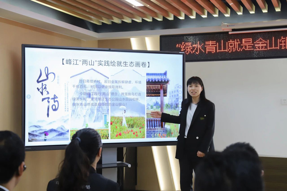 “星火”宣讲团成员钟玲清正在宣讲。峰江街道供图