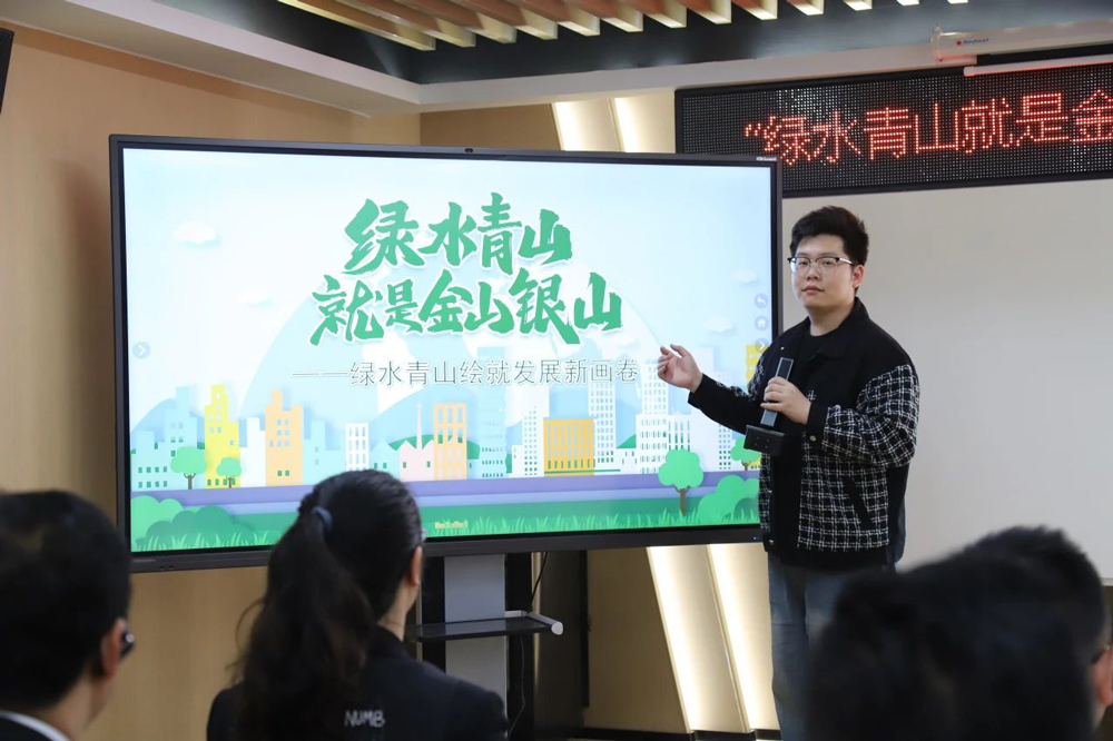 “星火”宣讲团成员蔡杰正在宣讲。峰江街道供图