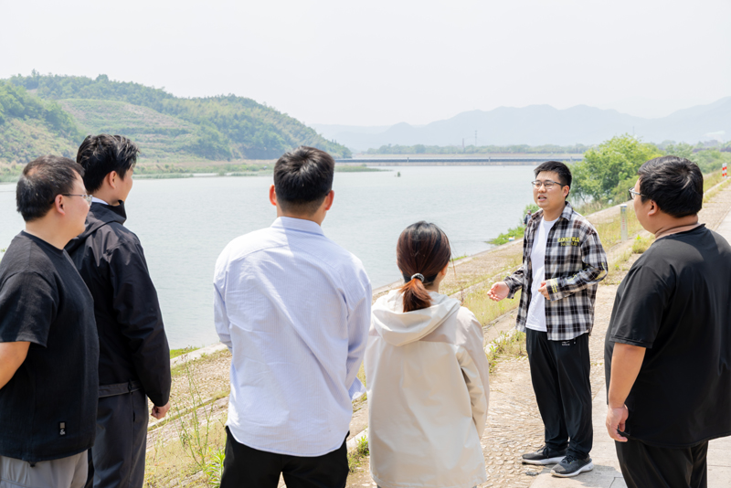 宣講團成員了解白溪治理成效。繆軍攝