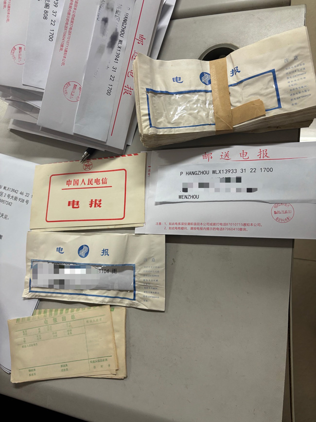 不同时期的电报信封。高峰摄