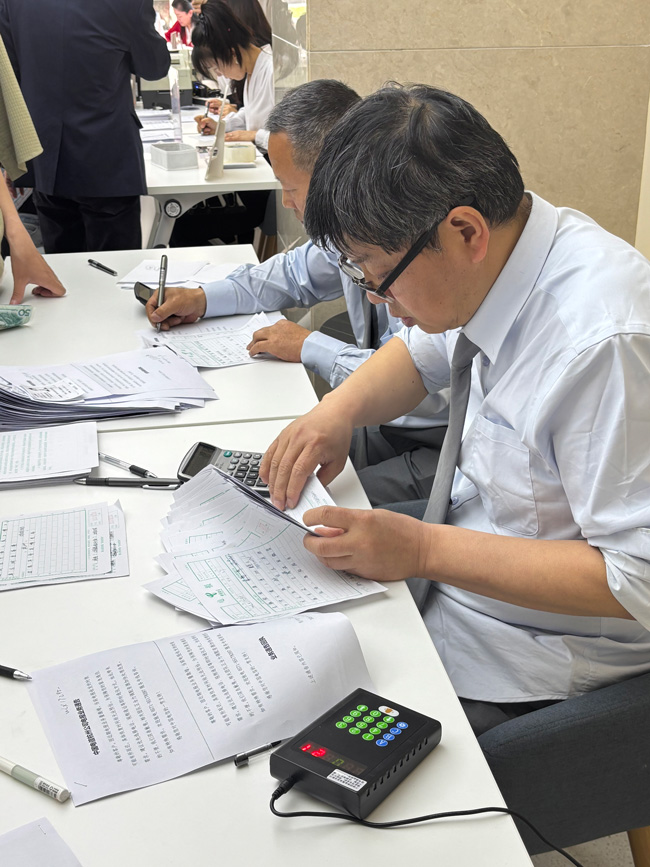 工作人员核对电报内容。高峰摄