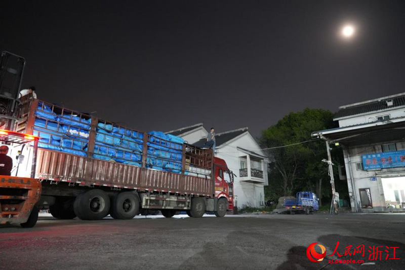 4月16日凌晨，浙江湖州织里镇，满载童装和配件的货车即将开往安徽望江县。人民网 陈陆洵摄