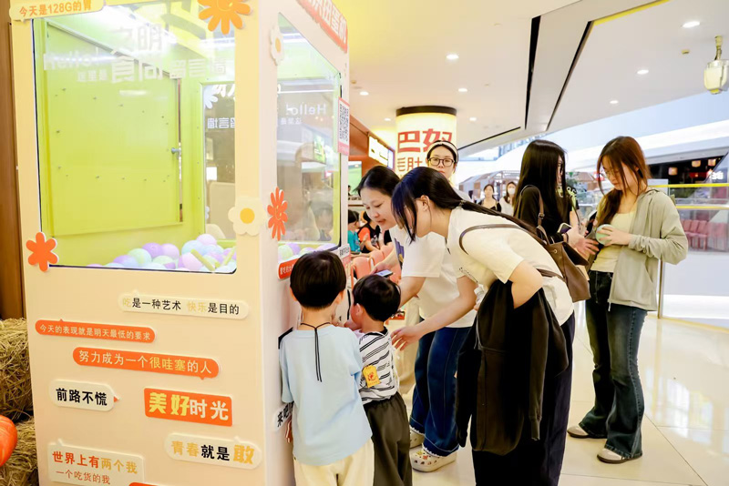 “文明知識扭蛋機”吸引游客打卡。上城區委宣傳部供圖