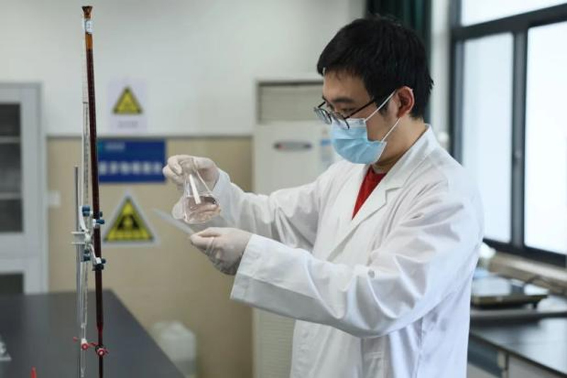 相關人員正在檢測水質。