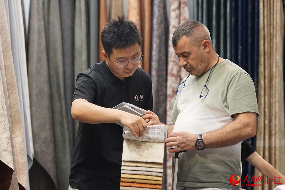 外商在紹興國際會展中心採購商品。人民網 章勇濤攝