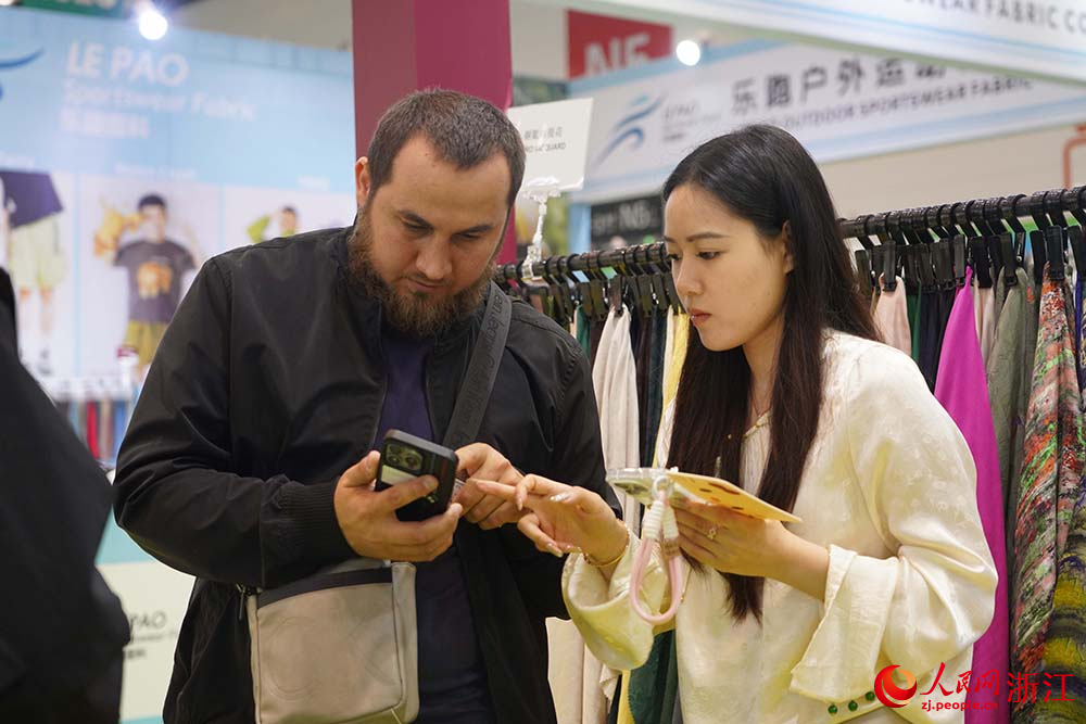 外商在紹興國際會展中心採購商品。人民網 章勇濤攝