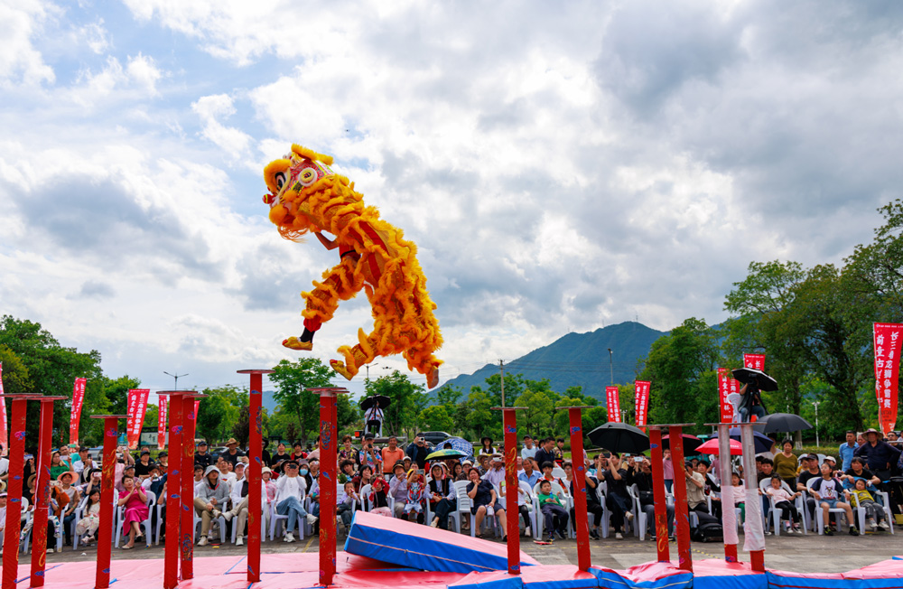 5月4日至6日，2025年“前童古镇杯”长三角龙狮争霸赛在宁波前童古镇举行。缪军摄