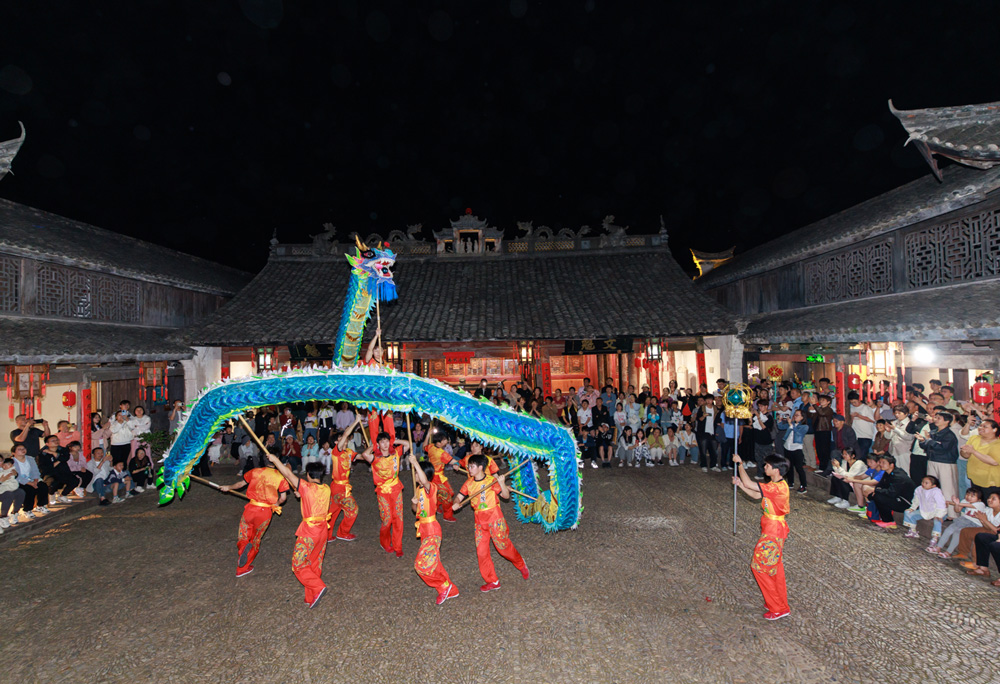 5月4日至6日，2025年“前童古镇杯”长三角龙狮争霸赛在宁波前童古镇举行。缪军摄