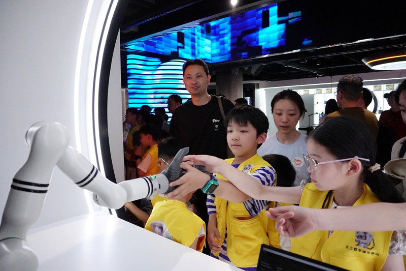 五一期间，文三未来科技体验中心累计接待了40批来自全国各地的科技研学团。文三数字生活街区供图