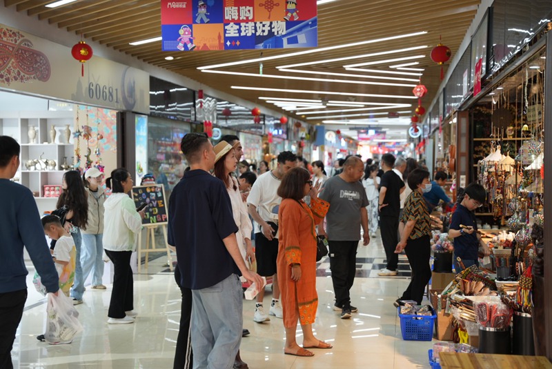 5月3日，浙江义乌中国进口商品城迎来国内外游客。义乌市委宣传部供图