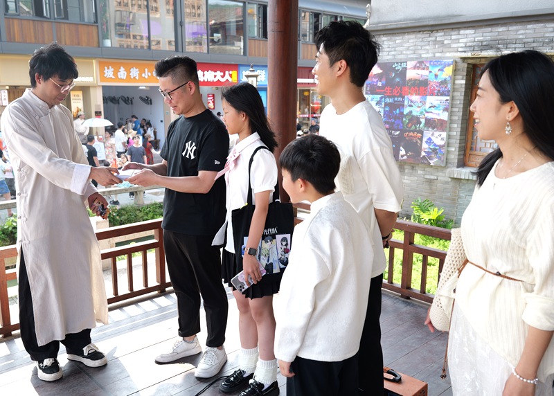 市民游客参与沉浸式剧本演绎。平阳市委宣传部供图