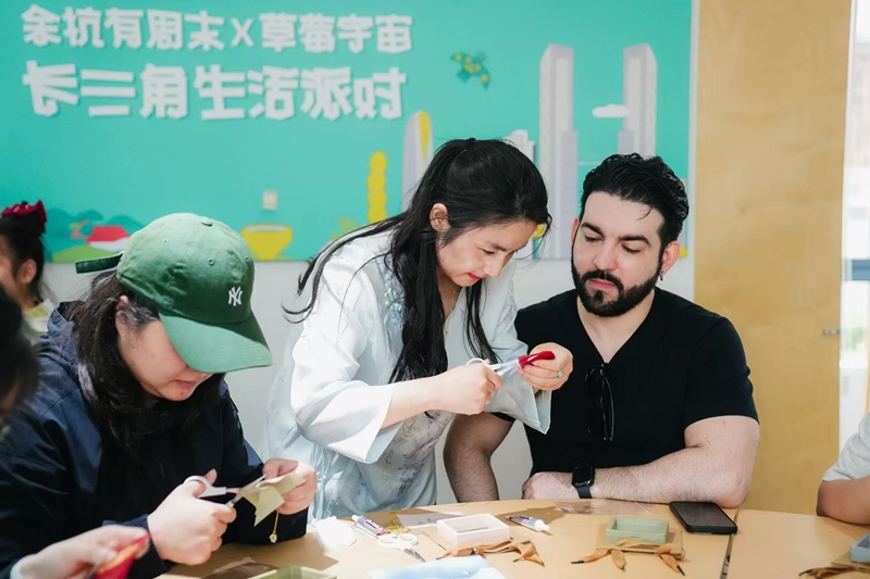 游客体验非遗技艺。余杭市委宣传部供图