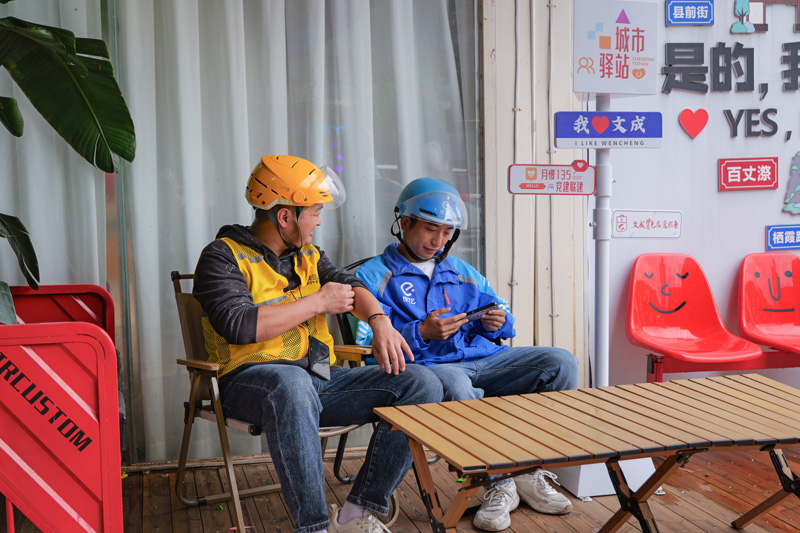 外卖员在驿站里休息。文成县委宣传部供图