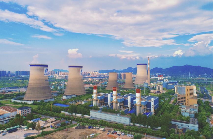 高聳的冷卻塔曾是半山電廠的標志物。半山電廠供圖