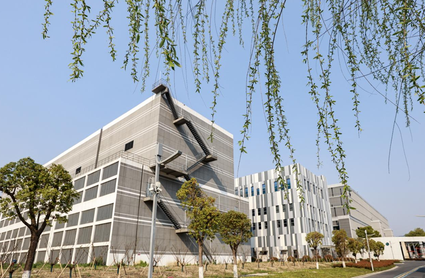 消霧型機械通風冷卻塔的外觀酷似普通樓房。半山電廠供圖