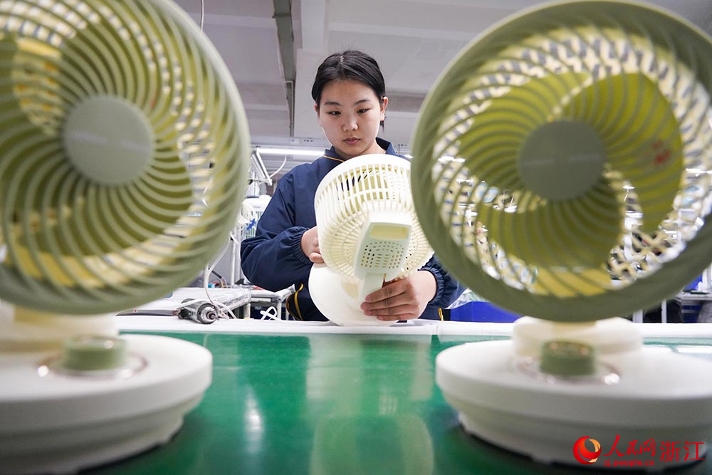 在浙江省慈溪市觀海衛鎮一家電企業，工人正在測試成品。人民網 章勇濤攝