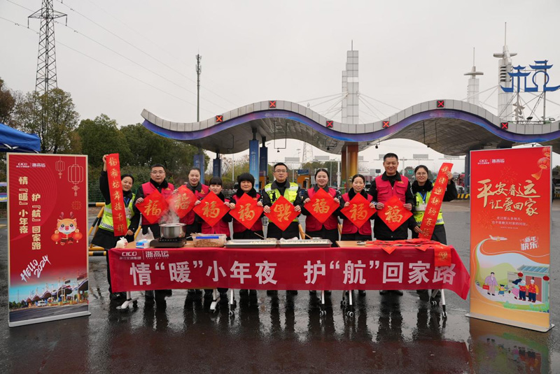 员工开展服务司乘活动。李雨霞摄