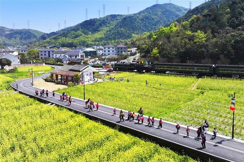 新建村风光。姚峰摄