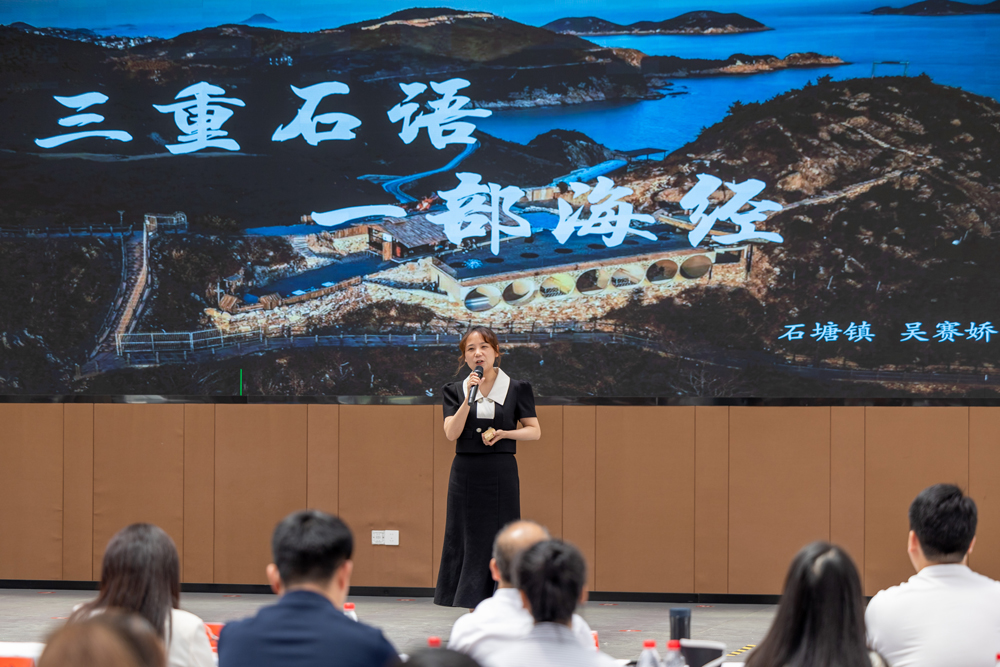 石塘镇宣讲员正在宣讲。徐伟杰摄