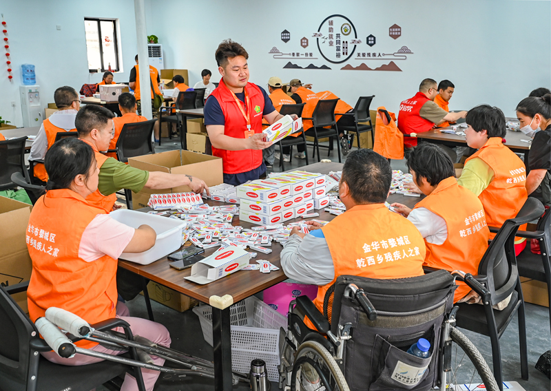 来料加工现场。吴潮宏摄