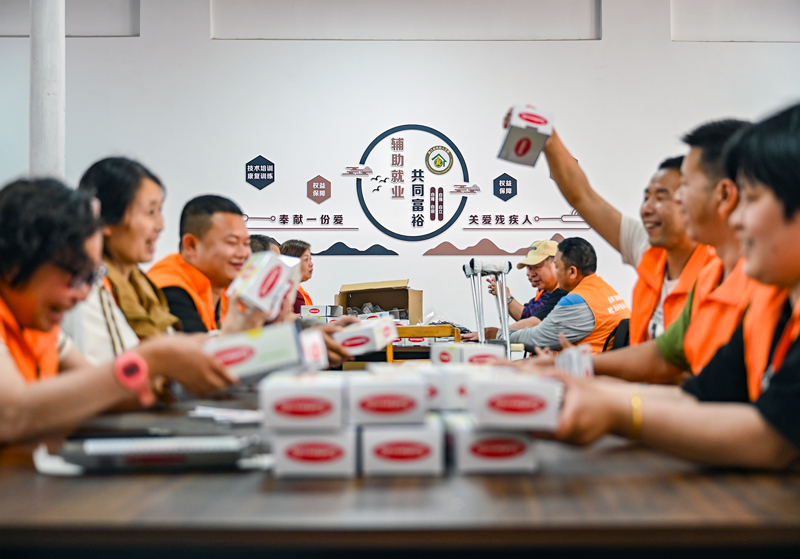 来料加工现场。吴潮宏摄