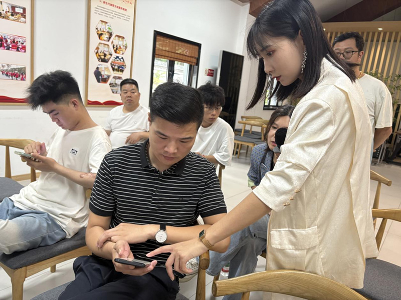 电商直播专题培训课。洪合镇供图
