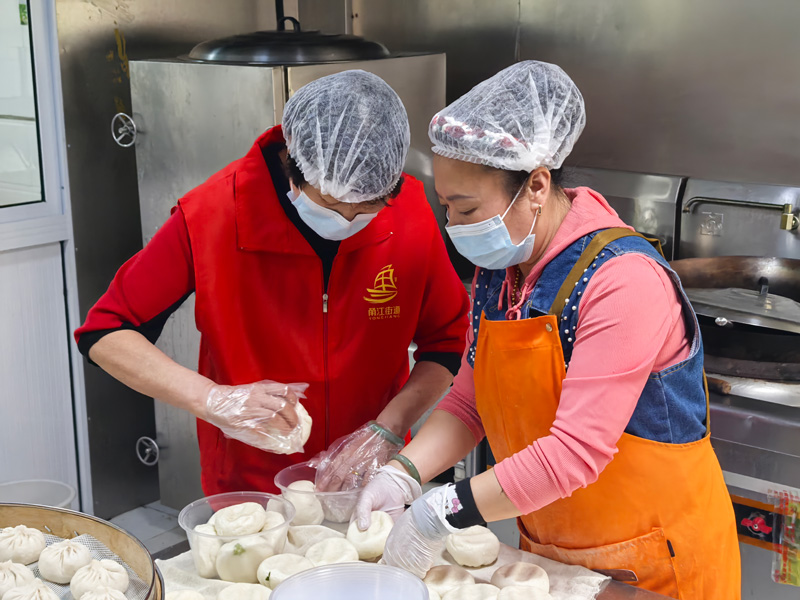 “朱佳悅”包子鋪內，工作人員正在制作包子。甬江街道供圖