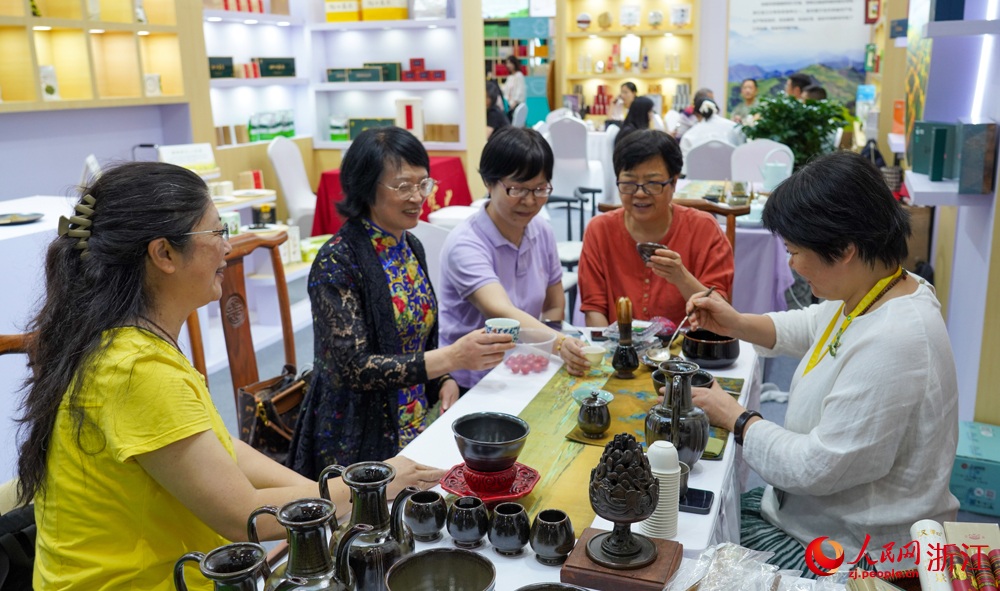 市民游客品尝茶汤。人民网记者 郭扬摄