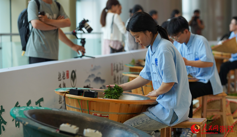 茶博会期间举办的浙江省龙井茶炒制技能大赛。人民网记者 郭扬摄