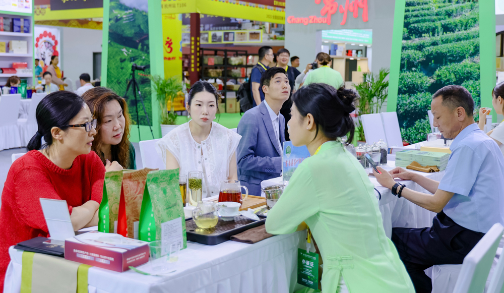 茶博会共设有2500个展位，吸引千余家企业参展。浙江省农业农村厅供图