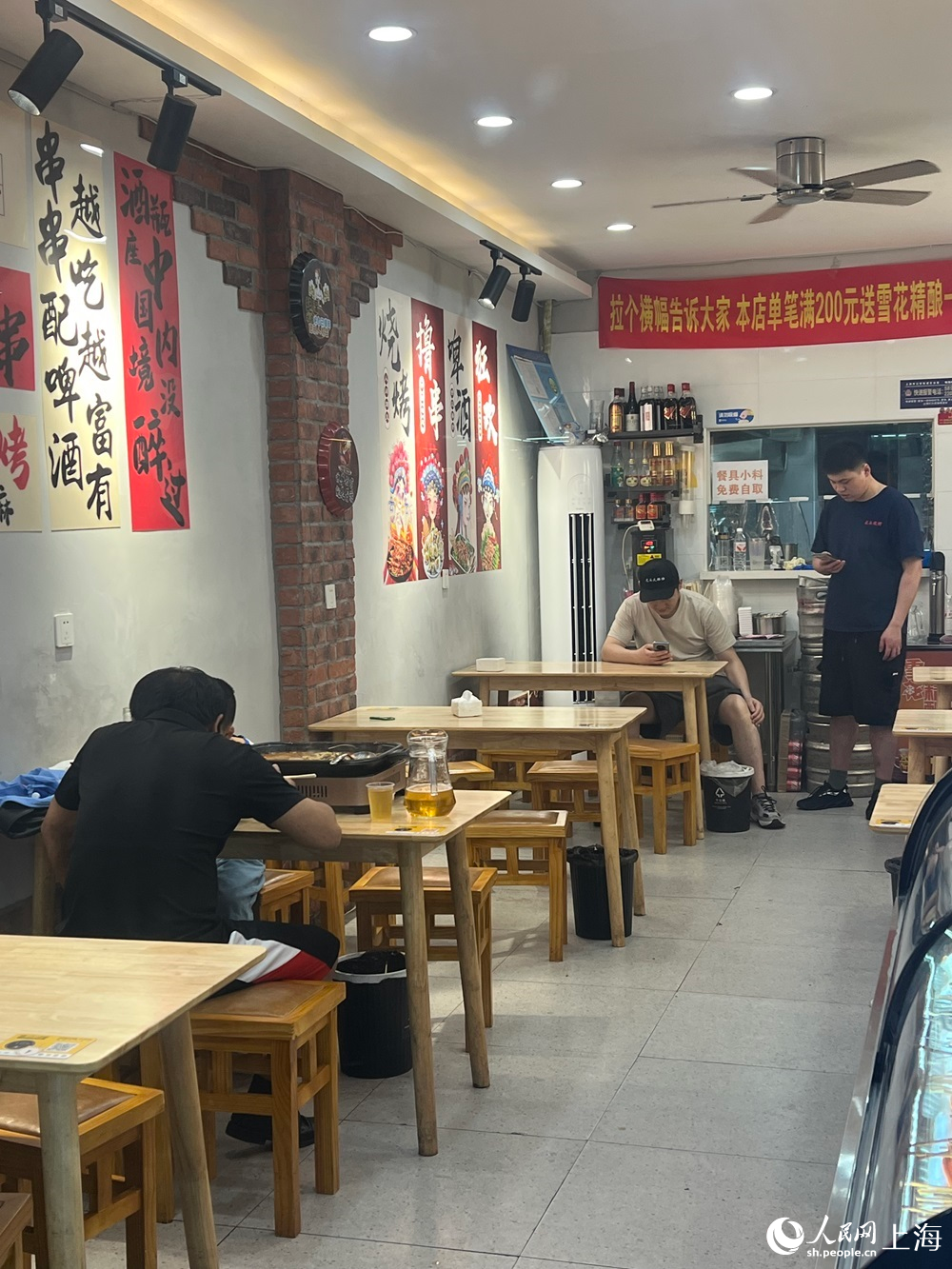下午3点左右，非用餐高峰期的小店内。人民网记者 沐一帆摄