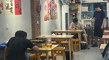 上海社區裡的“拼店”生存術